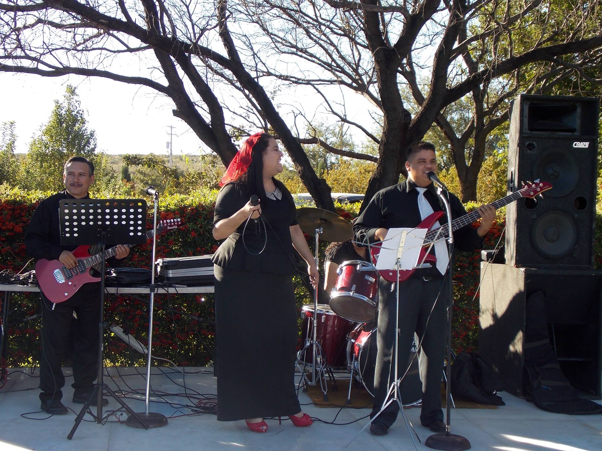 Grupo de alabanza ministrando