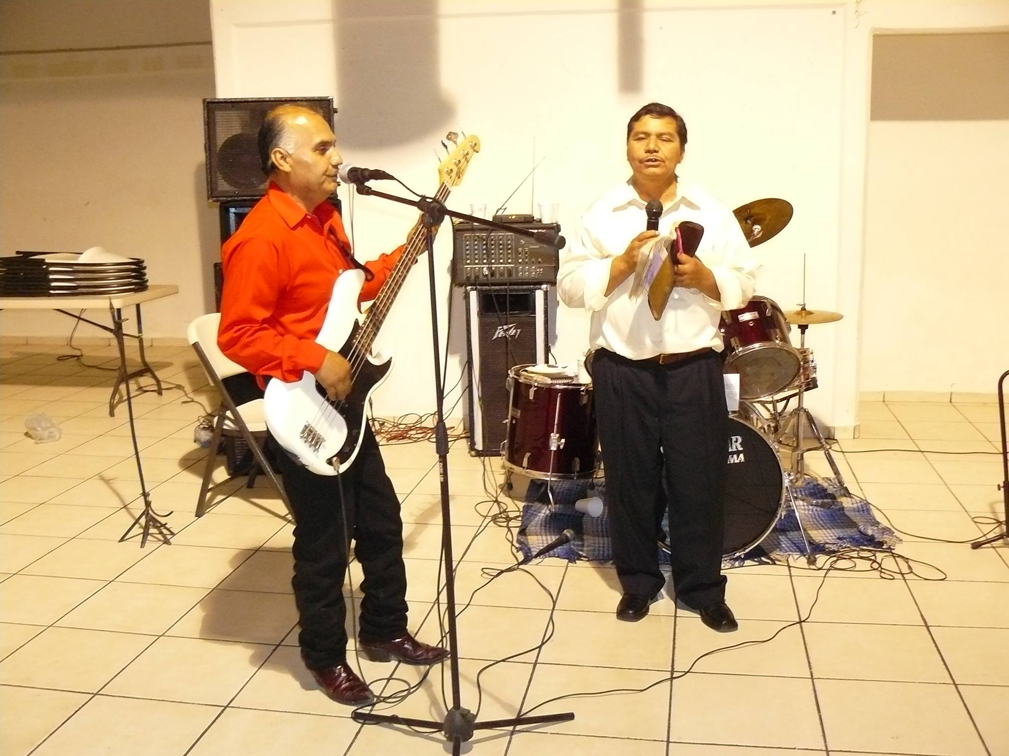 Hermanos participando en alabanza