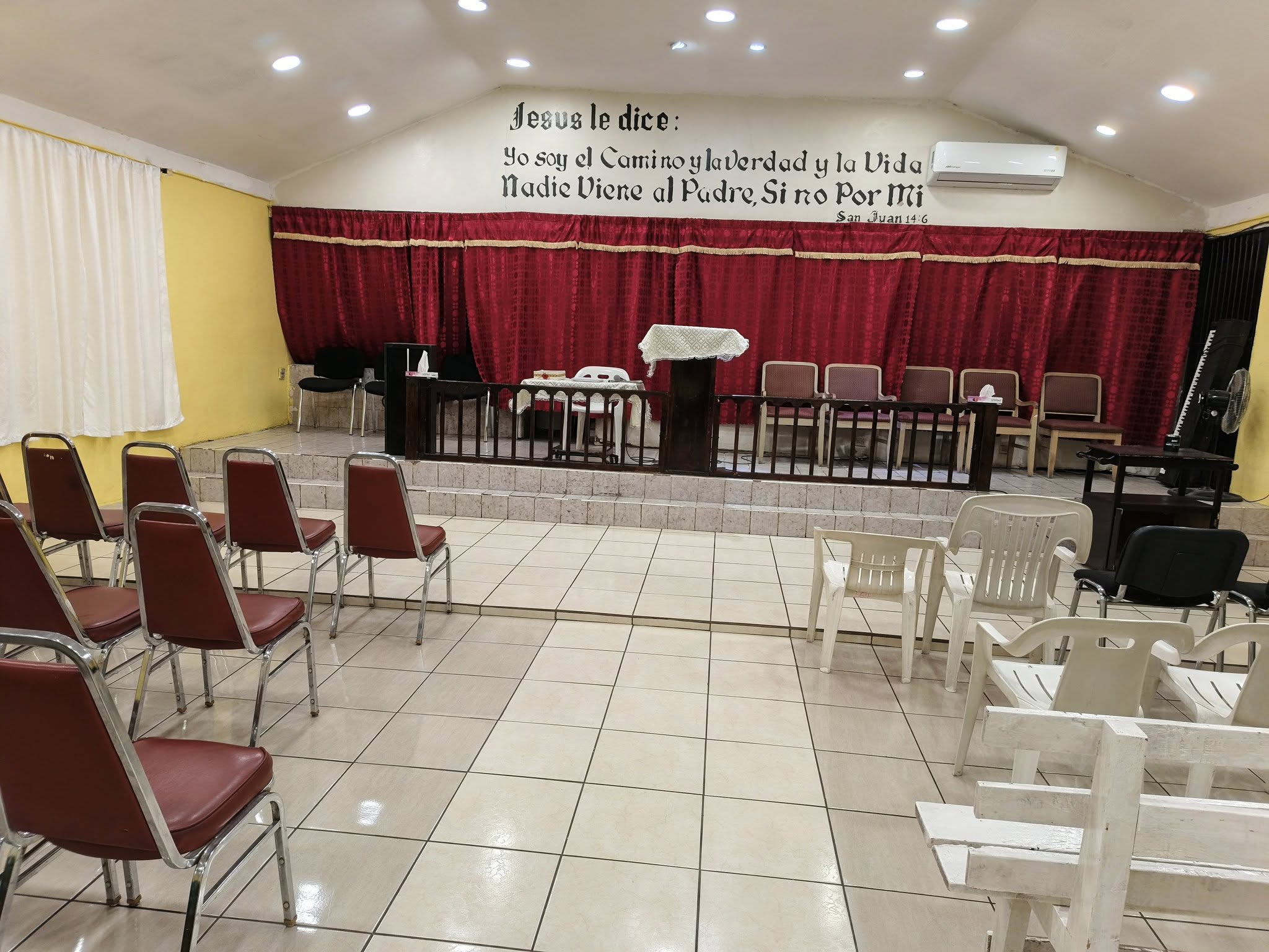 Interior de una Iglesia Gentil de Cristo en Mexico